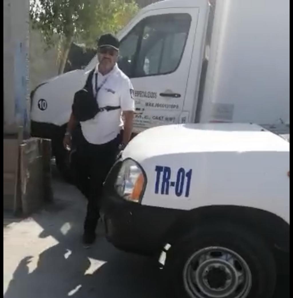 El video muestra cómo los inspectores se dirigen a infraccionar a la unidad de carga. (EL SIGLO COAHUILA)
