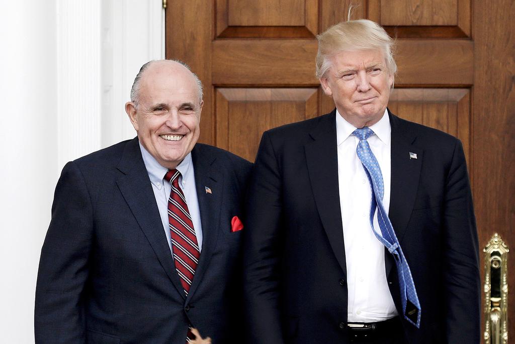 Giuliani se encuentra en el centro de los esfuerzos de Trump para buscar en Ucrania información negativa sobre el exvicepresidente estadunidense Joe Biden -principal aspirante a la nominación demócrata a la Casa Blanca- y su hijo Hunter. (ARCHIVO)