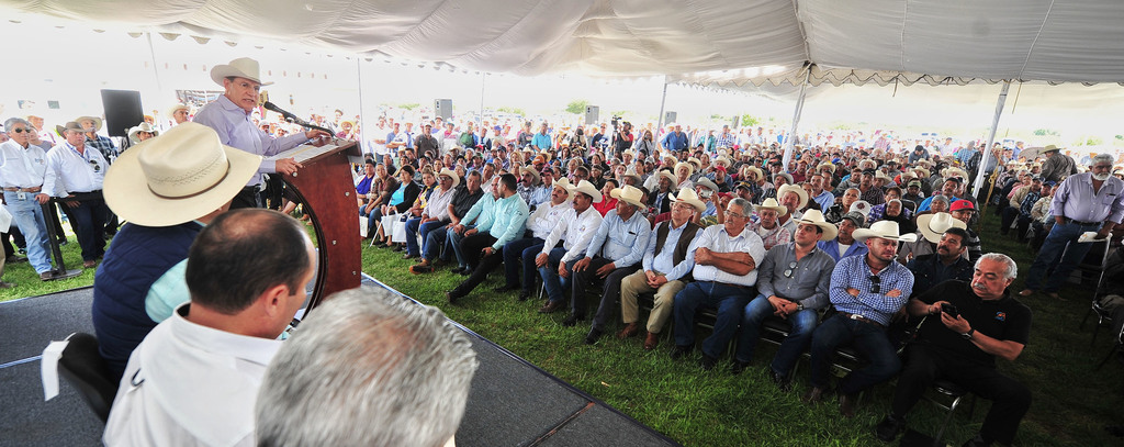 El gobernador de Durango, José Aispuro Torres, entregó el seguro de Daños Climáticos para 17 mil productores. (CORTESÍA)