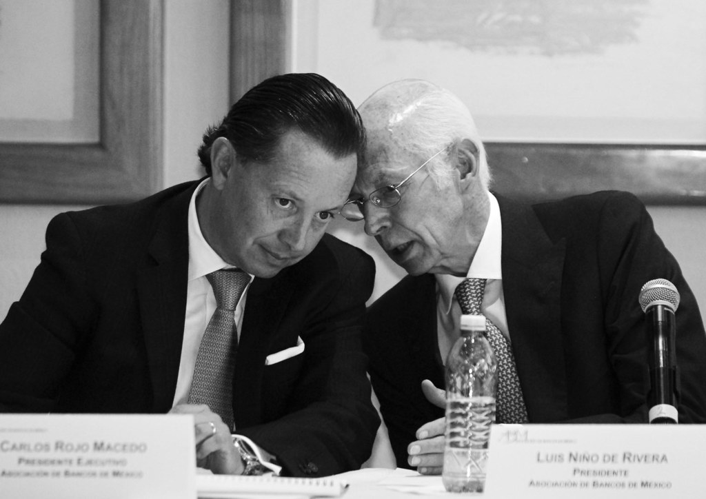 El presidente de la Asociación de Bancos de México (ABM), Luis Niño de Rivera (d), conversa con el presidente ejecutivo, Carlos Rojo Maceda. (ARCHIVO)