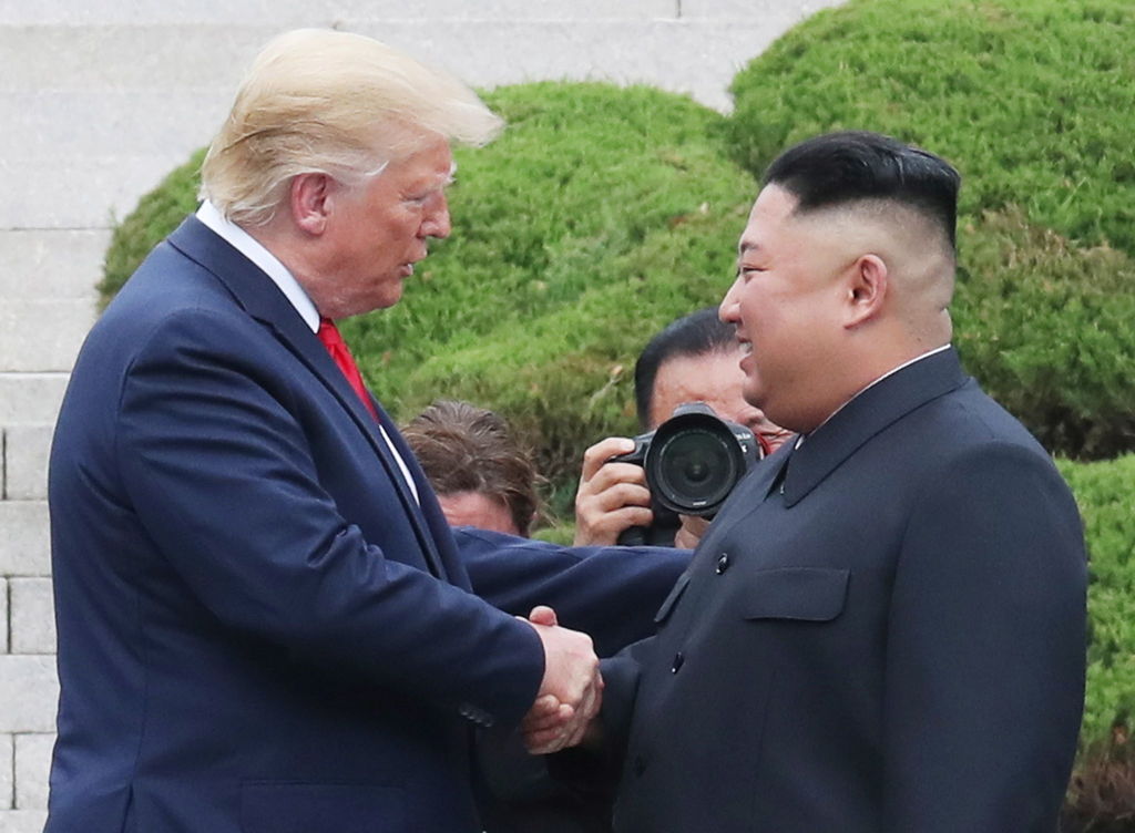 Trump y Kim volvieron a encontrarse en la frontera intercoreana en junio en una reunión informal. (ARCHIVO)
