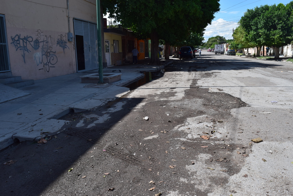 En la colonia Santa Rosa demandan que se repare el pavimento donde se efectuaron obras de drenaje. (EL SIGLO DE TORREÒN / MA. ELENA HOLGUÍN)