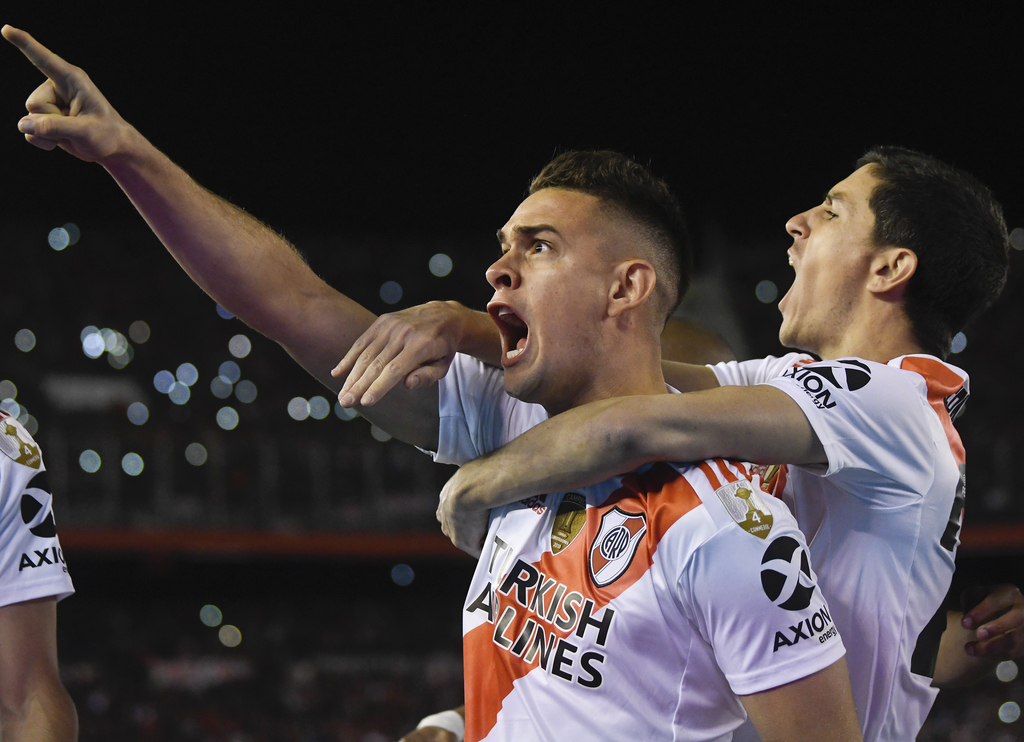 Rafael Santos Borré (frente) e Ignacio Fernández (detrás) marcaron los goles en el 'súper clásico'. (AP)