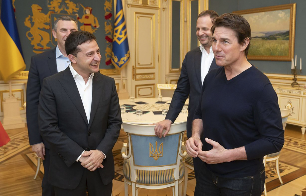 Posible proyecto. El presidente ucraniano, Vladímir Zelenski, se reúne con el actor estadounidense Tom Cruise. (AP)