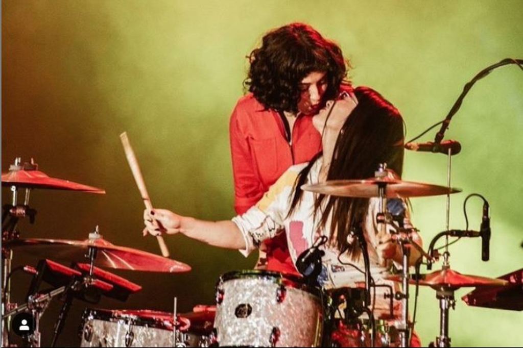 Demuestra su amor. La cantante chilena, Mon Laferte, puso una foto en su cuenta de Instagram besando a la baterista. (ESPECIAL) 