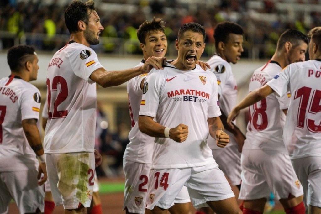 Javier Hernández marcó uno de los tres goles con los que el Sevilla ganó en la primera fecha de la Europa League. (CORTESÍA)