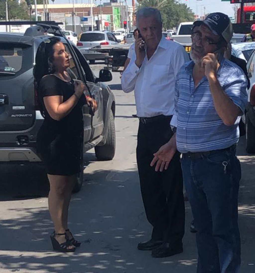 El alcalde Jorge Zermeño se encargó de desmontar personalmente el operativo de revisión vehicular en bulevar Independencia. (FERNANDO COMPEÁN)
