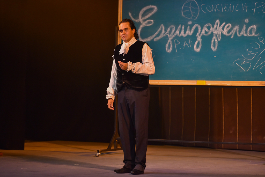 Puesta en escena. Ayer el actor Rafael Perrín presentó en el Teatro Isauro Martínez la obra Esquizofrenia. (EL SIGLO DE TORREÓN/ Ernesto Ramírez)

