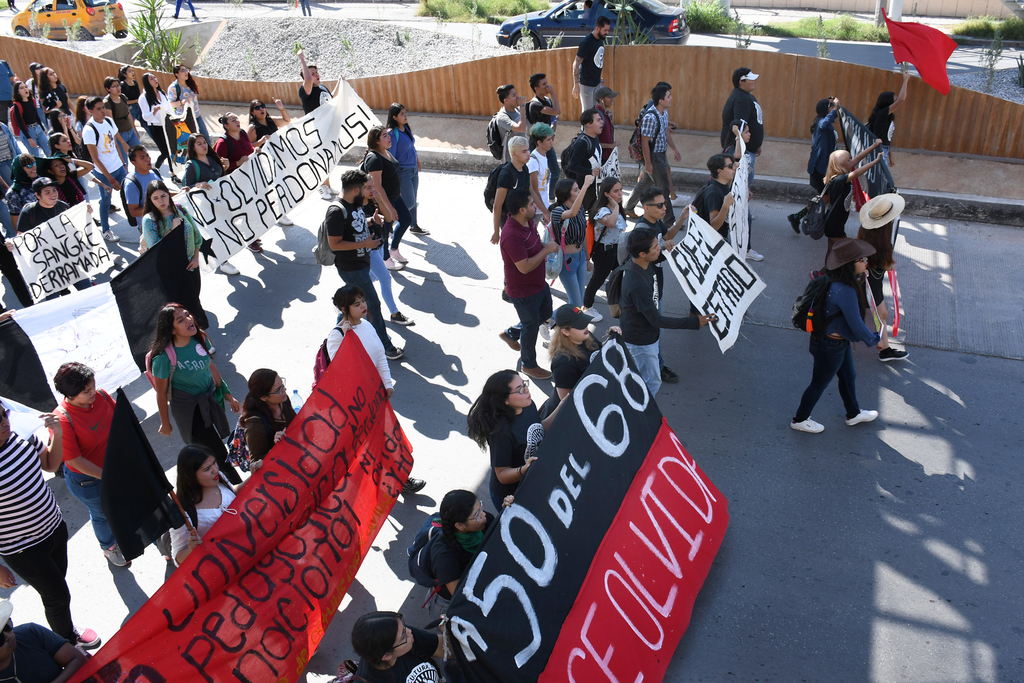 Marcharon en Torreón los estudiantes para recordar la matanza del 2 de Octubre, protesta a la cual sumaron otras inconformidades.