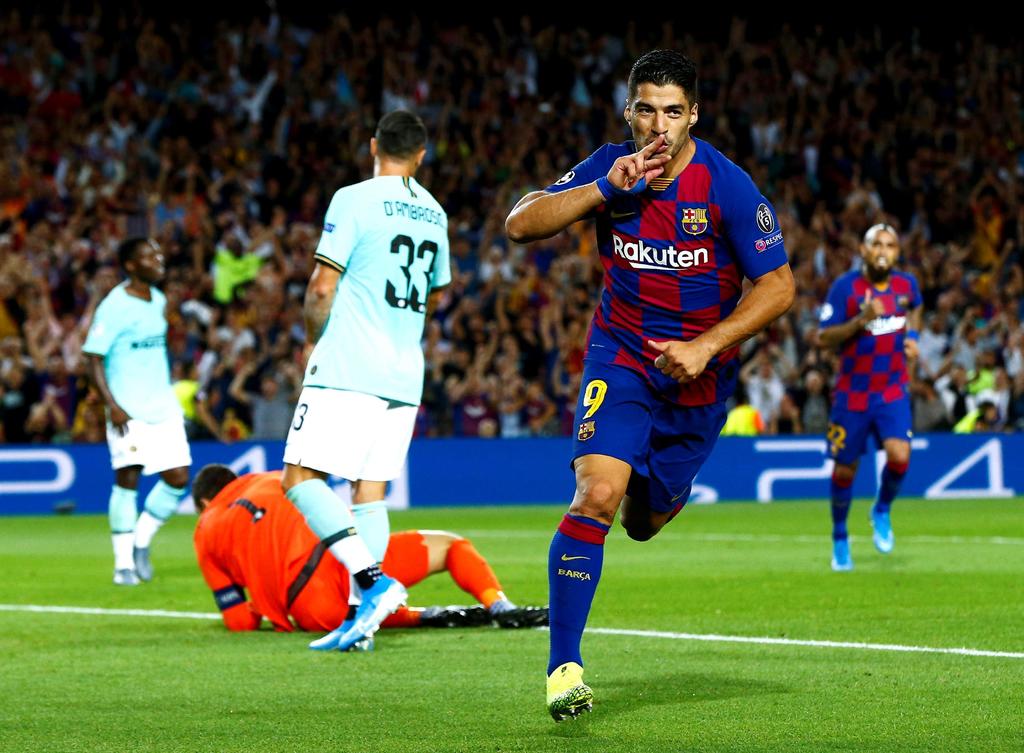 Luis Suárez celebra tras marcar el segundo tanto en la victoria del Barcelona 2-1 sobre el Inter. (EFE)