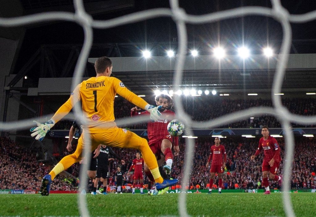 Mohamed Salah dispara para marcar el cuarto gol, en la victoria de Liverpool 4-3 sobre el Salzburgo. (EFE)