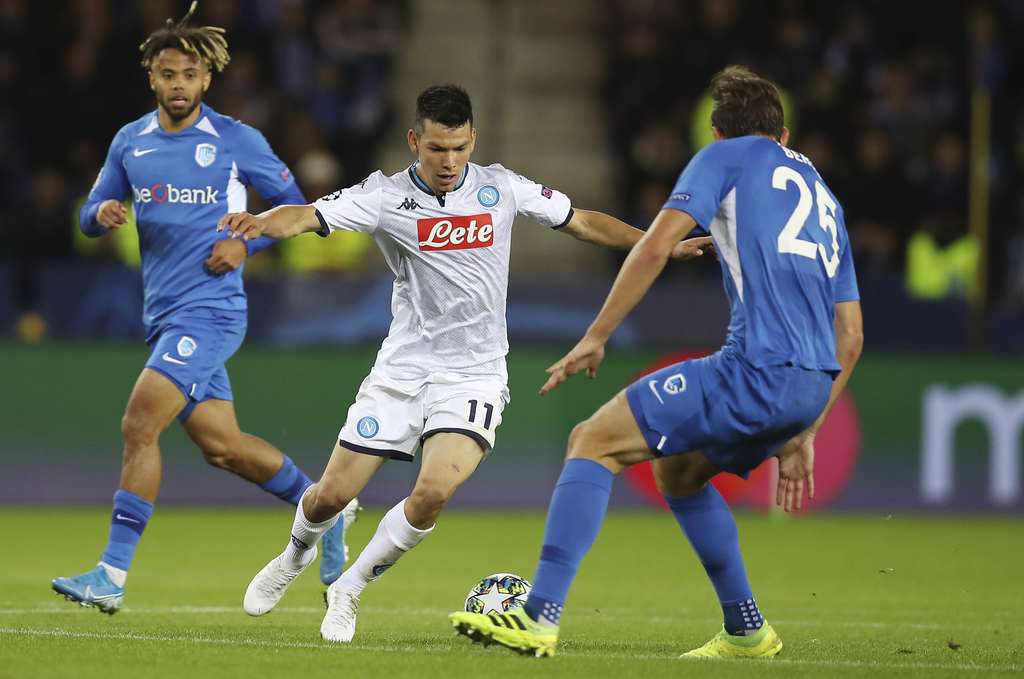 Hirving Lozano (c) fue titular y jugó todo el partido, pero no pudo hacerse presente en el marcador, en el empate 0-0 entre Napoli y Genk. (AP)