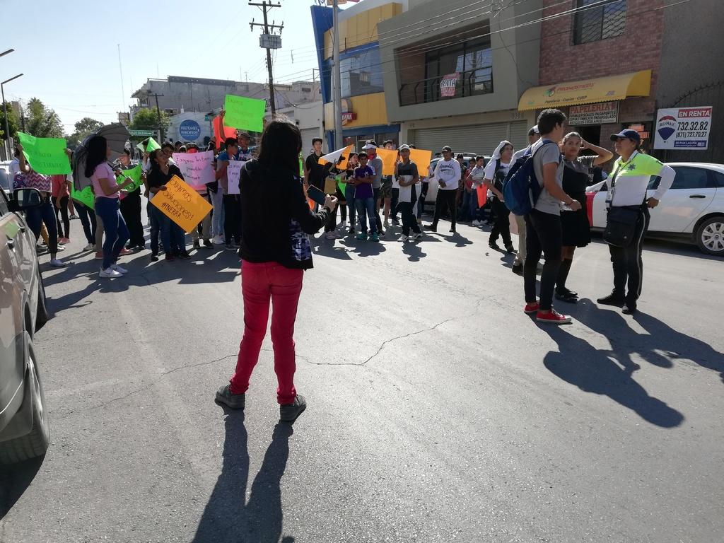 Miembros de la FNERRR bloquean arterias para exigir la beca Benito Juárez para sus estudiantes. (VIRGINIA HERNÁNDEZ)