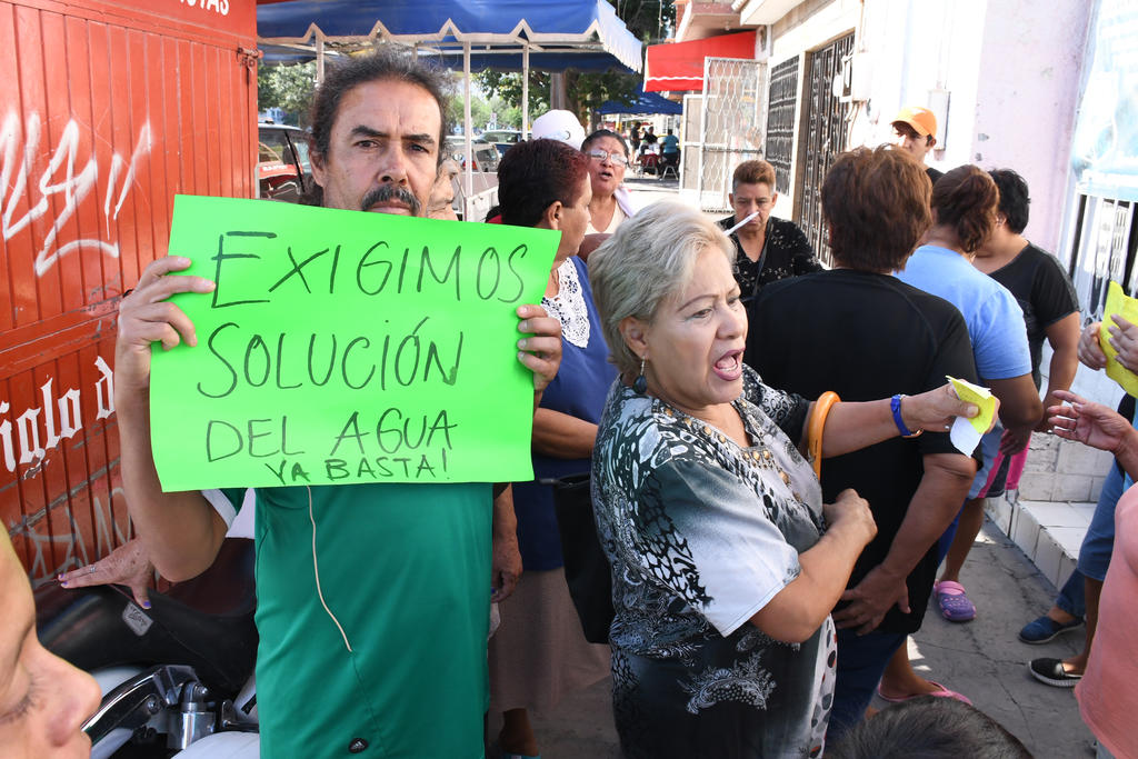 Con pancartas y mensajes expusieron sus inconformidades con el Simas Torreón. (FERNANDO COMPEÁN)