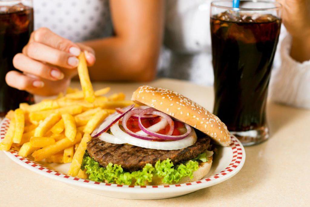 La Procuraduría Federal del Consumidor (Profeco) encontró un nuevo caso de falta de información y engaño de productores de alimentos, en esta ocasión en la carne para hamburguesas tanto de res como de pollo. (ARCHIVO)
