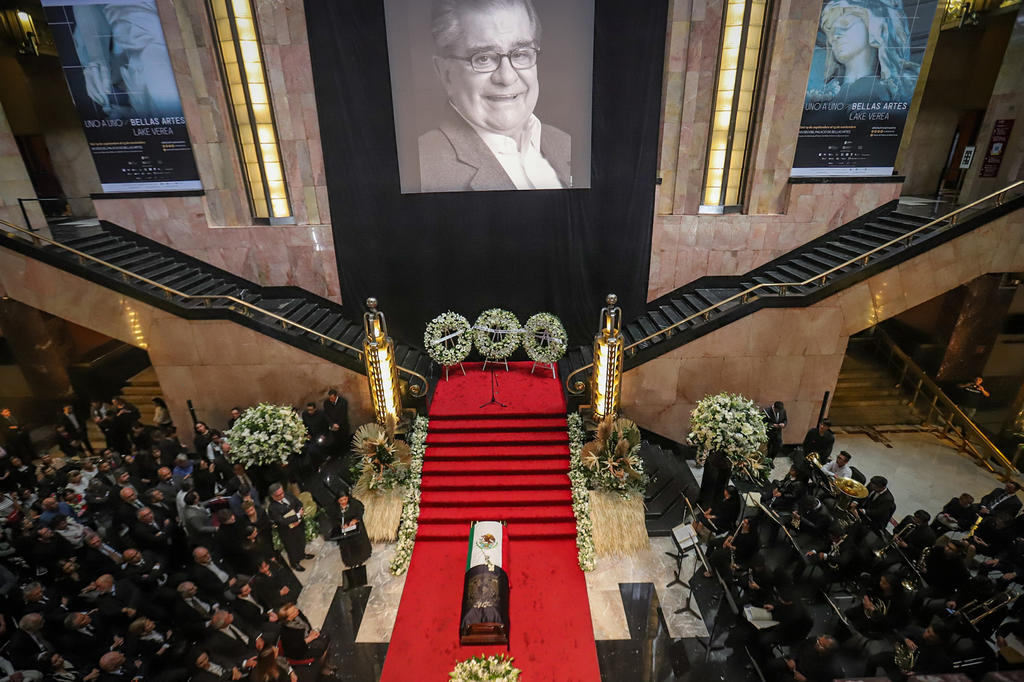 Los restos del historiador Miguel León-Portilla, fallecido el pasado martes a los 93 años, llegaron este mediodía de jueves al Palacio de Bellas Artes, en donde se le rinde un homenaje organizado por la Secretaría de Cultura y la UNAM. (NOTIMEX)