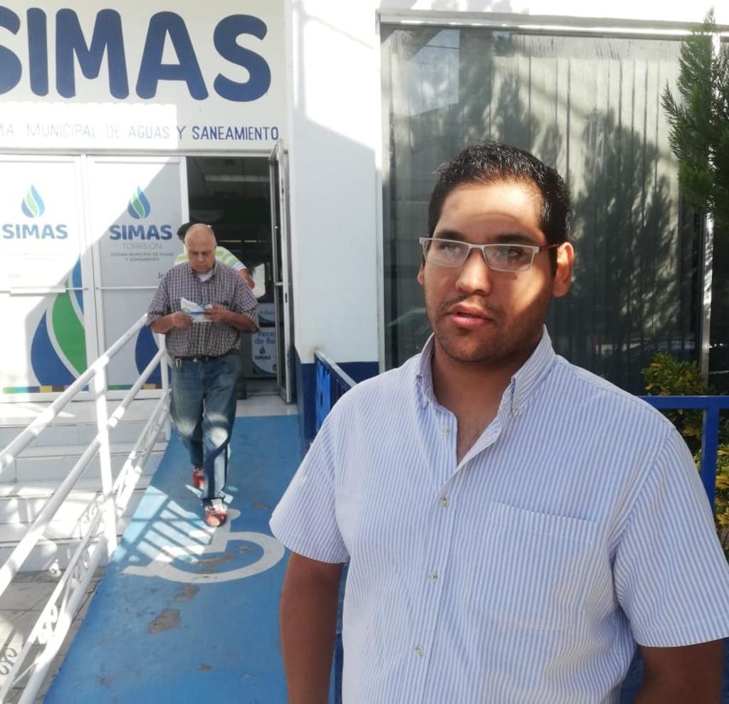 César Hinojosa Rocha, representante de los colonos, acudió junto a una decena de vecinos a temprana hora a las oficinas de la matriz de la empresa abastecedora de agua. (EL SIGLO DE TORREÓN)
