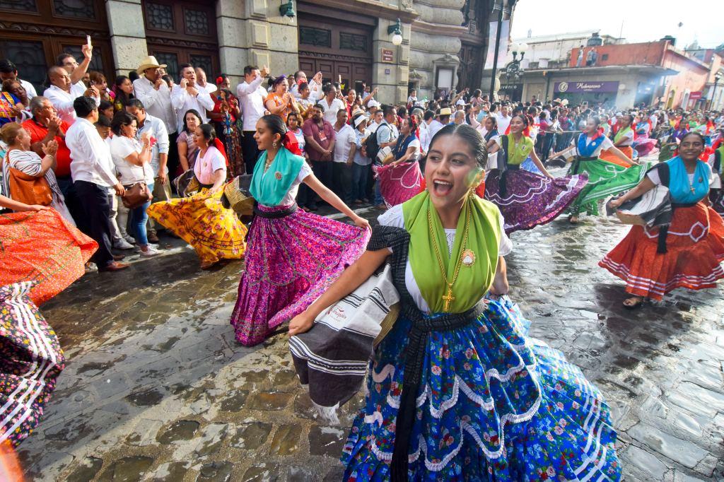 Se prevé que La Guelaguetza sea protagonizada por más de 500 bailarines oaxaqueños y 100 voluntarios representantes de las ocho distintas regiones de Oaxaca. (CORTESÍA)