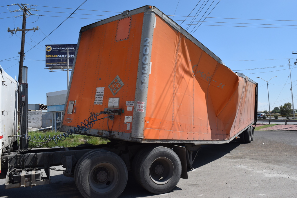 Así quedó la caja del tráiler luego de pasar por el lateral del bulevar Ejército Mexicano. (EL SIGLO DE TORREÓN)