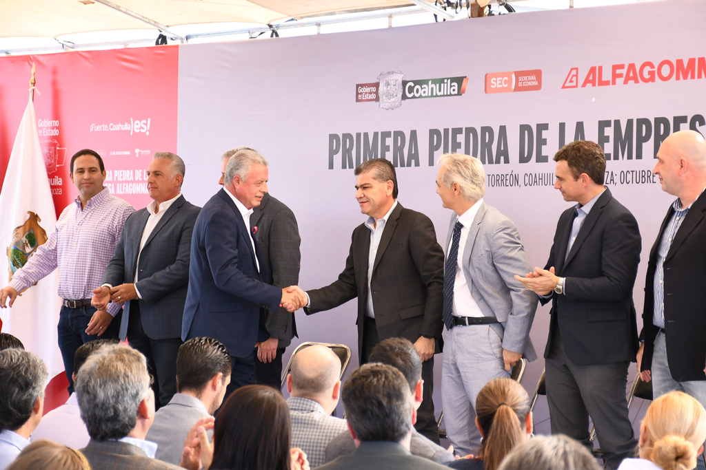 Autoridades se intercambiaron elogios durante la colocación de la primera piedra de la empresa AlfaGomma. (FERNANDO COMPEÁN)