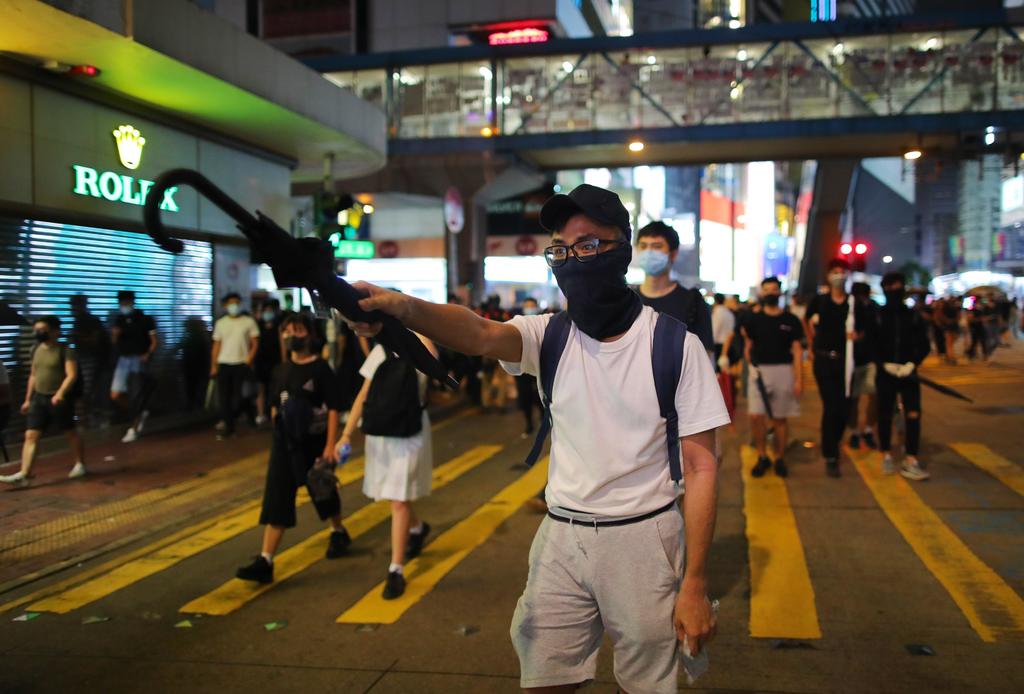 Miles de hongkoneses tomaron este viernes las calles de la ciudad para protestar contra la aprobación de una ley de emergencia que prohibirá, desde esta medianoche, el uso de máscaras con las que los manifestantes ocultan su identidad. (EFE)