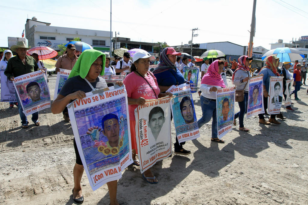 Once de los 24 absueltos (21 policías municipales, 2 integrantes de Guerreros Unidos y un elemento de Protección Civil de Iguala), el pasado 14 de septiembre, de la desaparición de los 43 normalistas de Ayotzinapa siguen presos. (ARCHIVO)