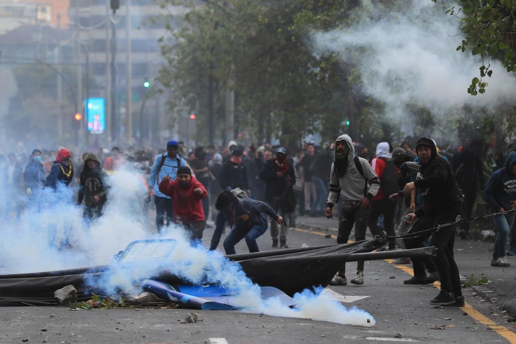Manifestantes se enfrentan con la policía este viernes en Ecuador.