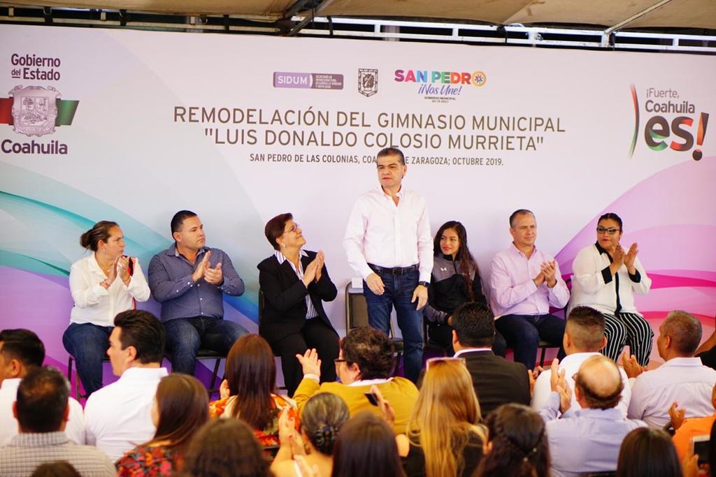 Las autoridades estatales y municipales oficializan el arranque de la rehabilitación del gimnasio municipal Luis Donaldo Colosio. (EL SIGLO DE TORREÓN)