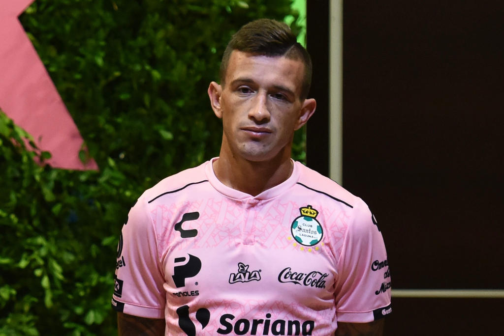 Santos Laguna saltará a la cancha del Estadio Volcán usando la playera rosa en apoyo al mes de Sensibilización contra el Cáncer de Mama. (JESÚS GALINDO)