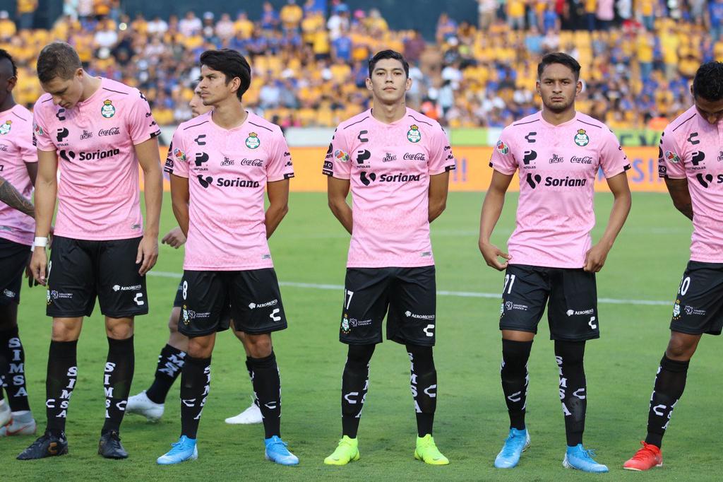 Los Guerreros saltaron al campo con su uniforme color rosa presentado en septiembre. (CORTESÍA)