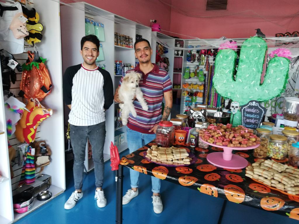 El coordinador del Croquetón 2019, Nahum Carrillo, invita a los amantes de los animales a donar comida para perro. (EL SIGLO DE TORREÓN)