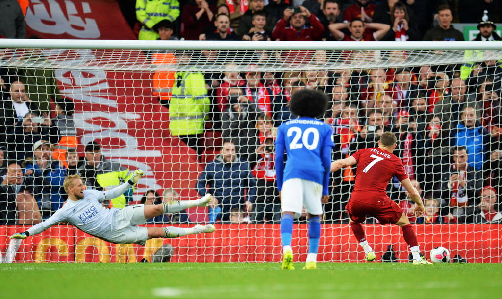 James Millner (7) marca de penal el gol de la victoria para Liverpool, que llegó a 17 victorias seguidas en la Premier League.
