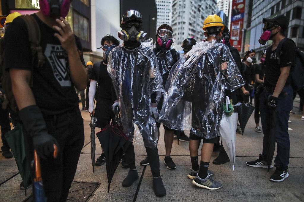 Miles de manifestantes enojados por la ley antimáscaras volvieron a salir a las calles de Hong Kong este domingo. (EFE)