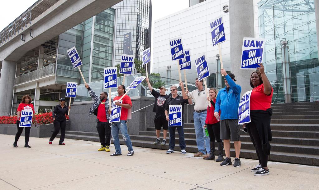 Las negociaciones laborales para poner fin a la huelga de 21 días de los trabajadores de General Motors sindicalizados con el United Auto Workers han empeorado. (ARCHIVO)