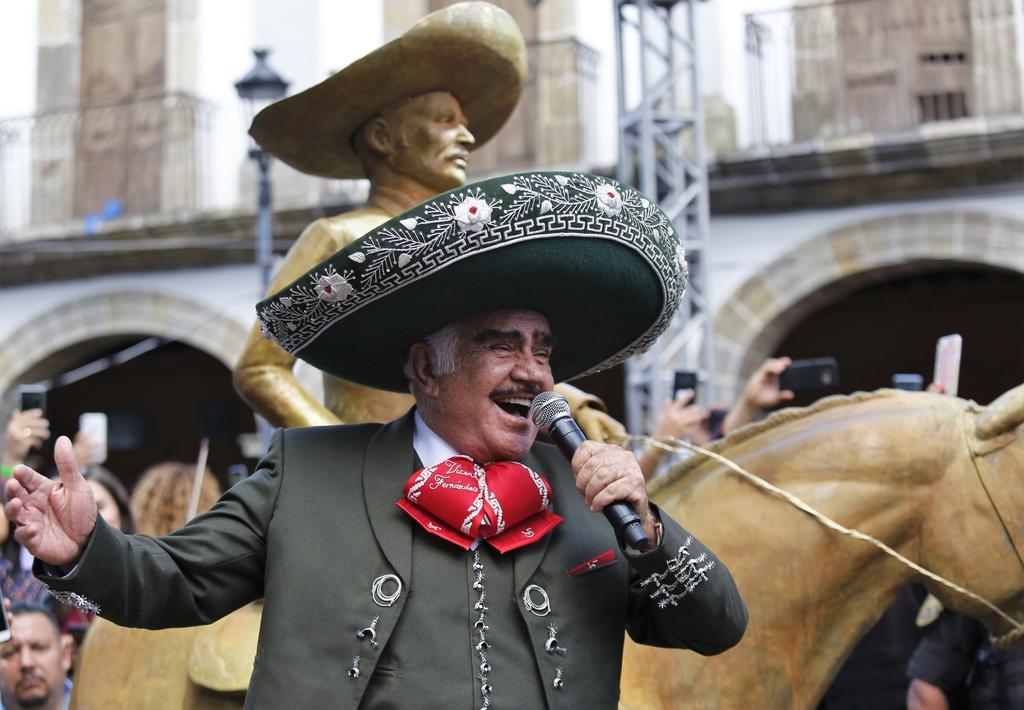 Unas horas antes, el llamado 'charro de Huentitán' fue homenajeado por el ayuntamiento de Guadalajara con la develación de una estatua con su figura que estará en la histórica Plaza de los Mariachis, donde inició su carrera. (EFE)
