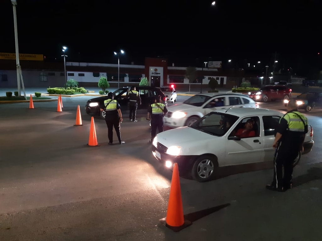 Agentes viales montaron un operativo durante el fin de semana en la ciudad de Gómez Palacio. (EL SIGLO DE TORREÓN)