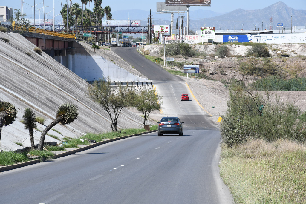 NO SABEN.- Se desconoce quién autorizó los trabajos de pavimentación realizados en la parte inferior del Puente Solidaridad y con lo que se abrió el paso por ese sector de Torreón a Gómez.