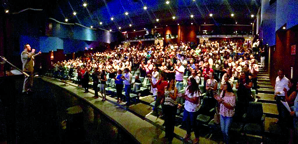 A la conferencia asistieron unas 700 personas y se llevó a cabo en el teatro Alberto M. Alvarado de esta ciudad. (EL SIGLO DE TORREÓN)