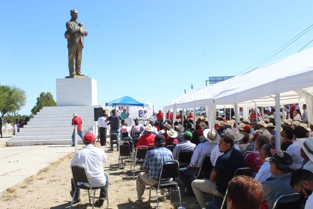 Frente al monumento a Lázaro Cárdenas, campesinos de la Comarca Lagunera conmemoraron 83 años del Reparto Agrario. (EL SIGLO DE TORREÓN)