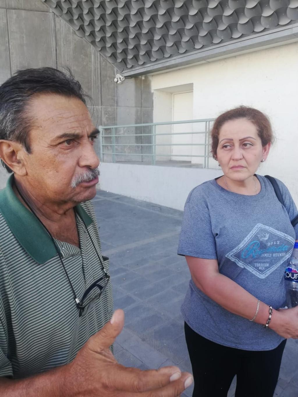 Leonardo Castro y Gabriela Pérez Martínez, en entrevista, relatan los hechos ocurridos en Gómez Palacio. (EL SIGLO DE TORREÓN)