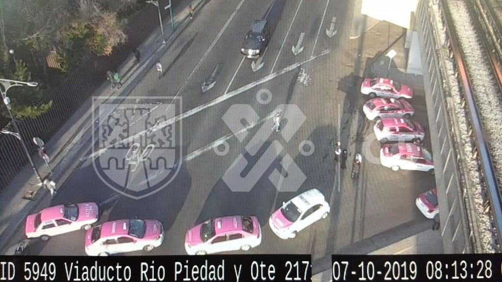 A pesar del movimiento que integrantes del Movimiento Nacional de Taxistas inició este lunes desde distintos puntos de la Ciudad de México, trabajadores del volante que no se sumaron a la marcha continúan brindando servicio de manera normal. (ARCHIVO)