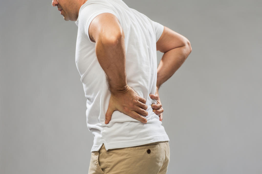 Entre los dolores incapacitantes el de espalda es el más común y a su vez el más subestimado. (ARCHIVO)