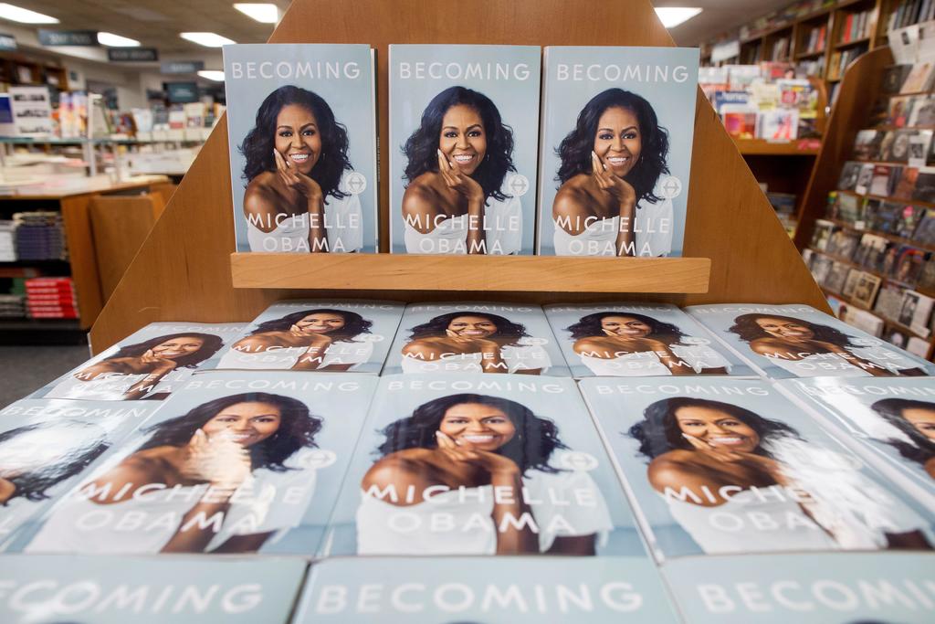 El primer libro de Michelle Obama desde su éxito 'Becoming' será más sobre sus lectores y menos sobre ella misma. (ARCHIVO)