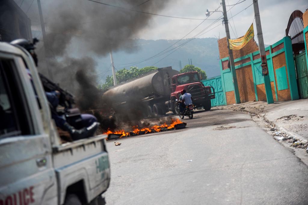 Manifestantes lanzaron piedras y quemaron barricadas en la capital de Haití el lunes, al iniciar la cuarta semana de protestas que han paralizado la economía del país. (ARCHIVO)