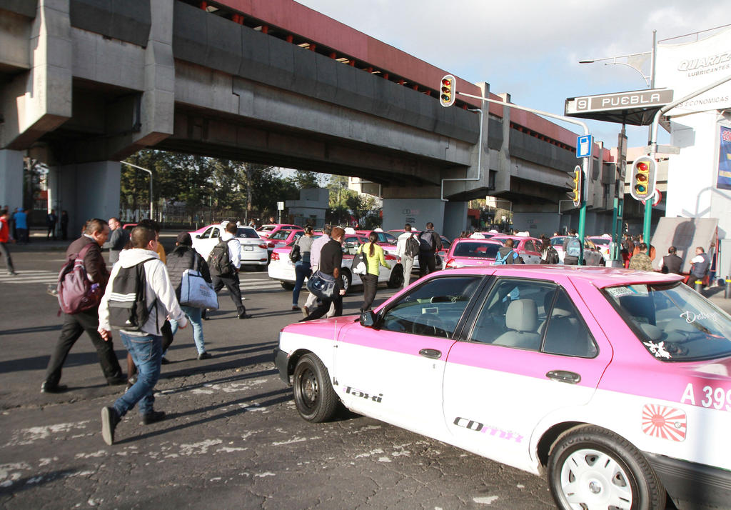 El Aeropuerto Internacional Benito Juárez de la Ciudad de México (AICM) sugirió a sus usuarios tomar precauciones, porque se encuentran bloqueados ambos sentidos de la Terminal 1. (ARCHIVO)