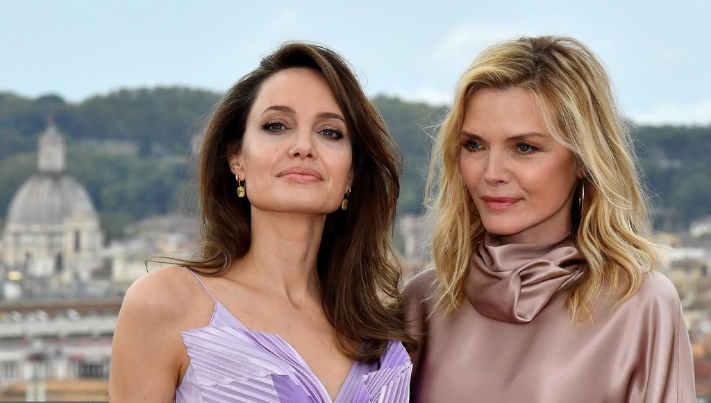  Angelina Jolie y Michelle Pfeiffer presentaron hoy lunes en Roma el estreno europeo de la segunda parte de Maléfica. (EFE)