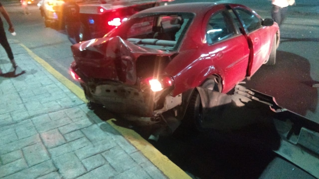 Se impacta camión contra vehículo en calles de la Eduardo Guerra de Torreón. El accidente dejó un lesionado. (EL SIGLO DE TORREÓN)