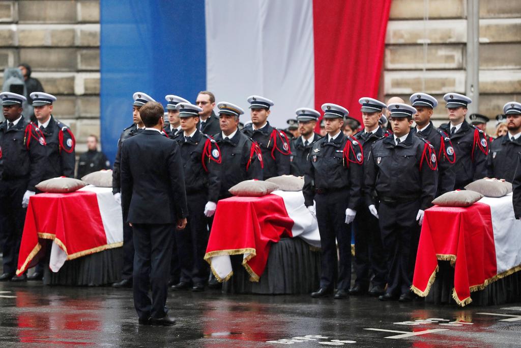 Se realizó una ceremonia en un patio del cuartel general de la policía de París donde fueron apuñalados el jueves pasado. (EFE)