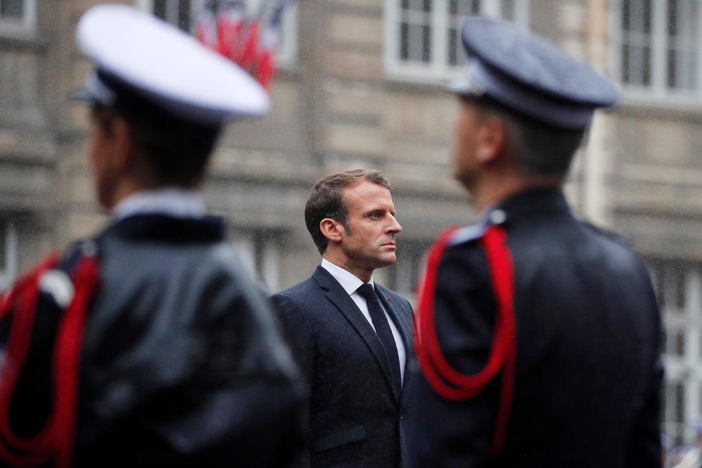 Un solemne Emmanuel Macron encabezó el homenaje bajo una llovizna. (EFE)