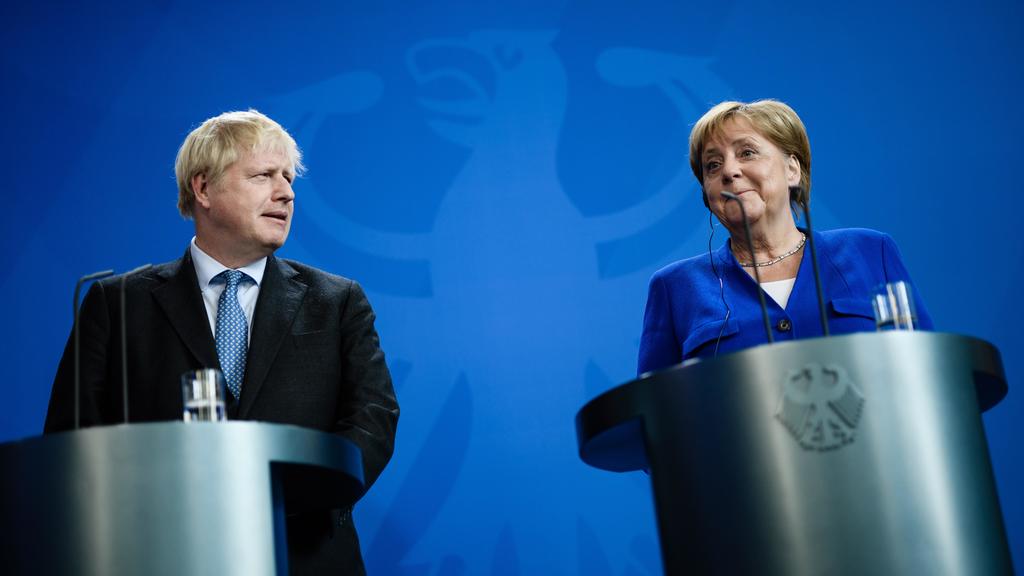 Durante una conversación telefónica esta mañana, la canciller federal alemana, Angela Merkel, advirtió al primer ministro británico, Boris Johnson, de que es improbable alcanzar un acuerdo sobre el 'brexit'. (ARCHIVO)
